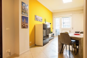 Căn hộ (1 Bedroom) | Khu phòng khách | Smart TV 40-inch có truyền hình cáp 