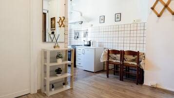 Apartment (2 Bedrooms) | Private kitchenette | Oven