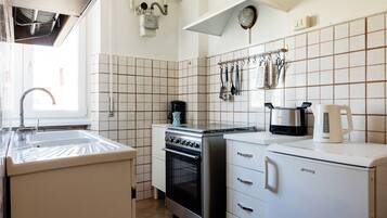 Apartment (2 Bedrooms) | Private kitchenette | Oven