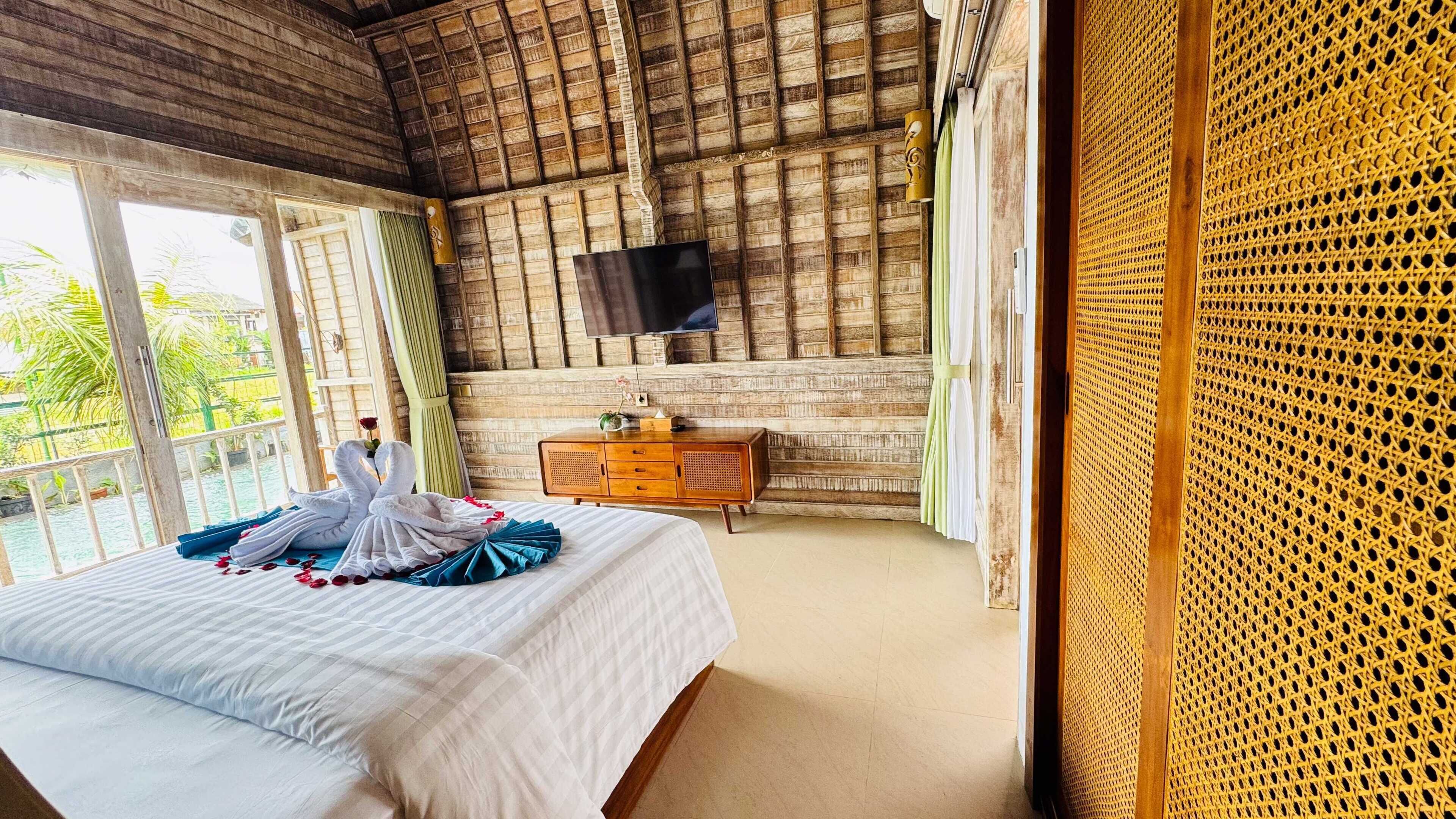 In-room safe, desk, free WiFi