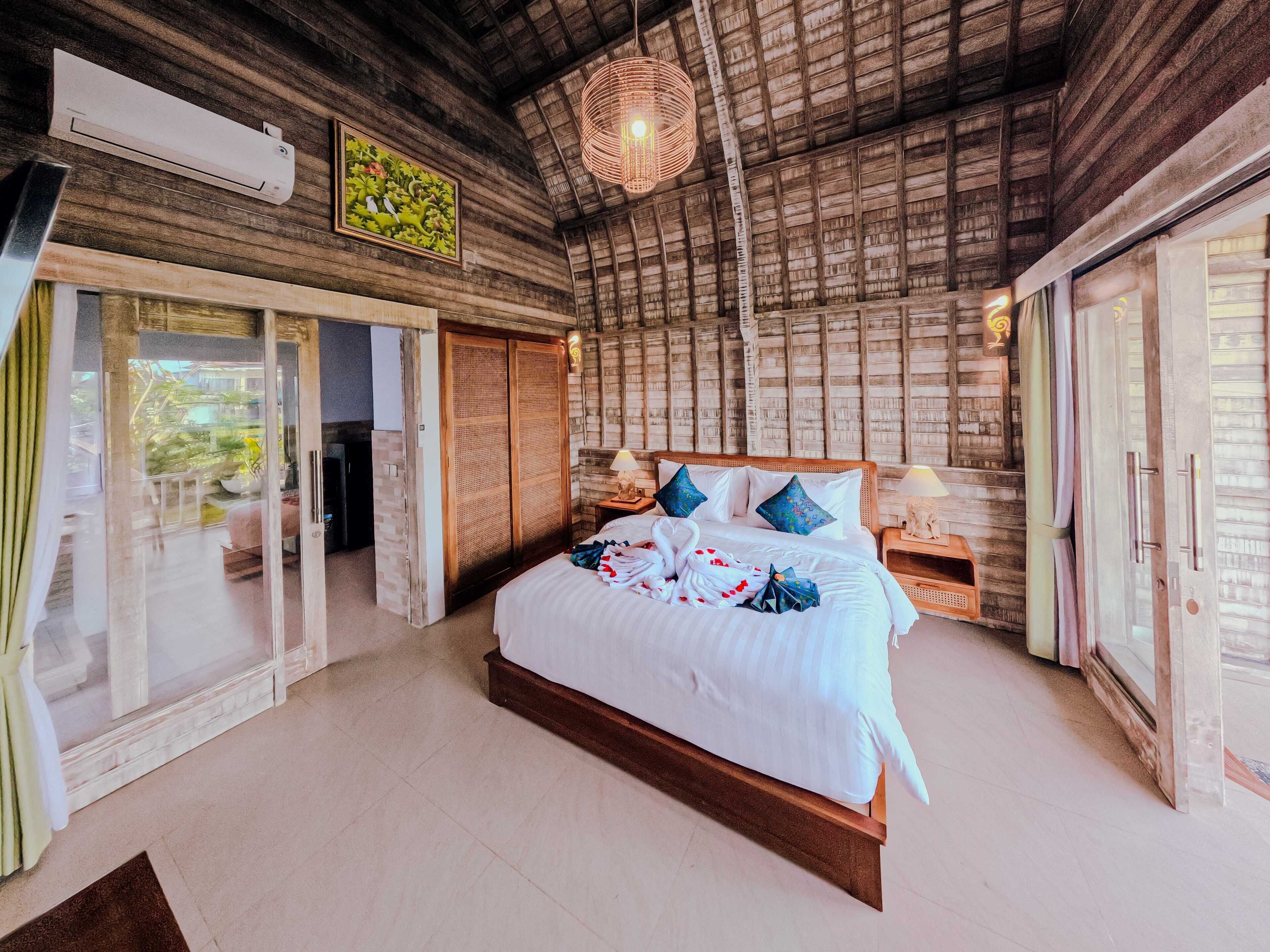 Deluxe Cottage, 1 King Bed, Pool View | In-room safe, desk, free WiFi