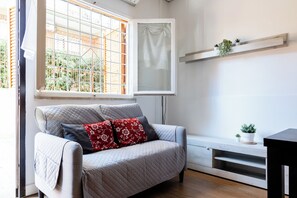 Interior - Montagnola Mini House (Rome)