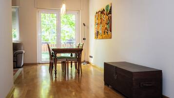 Huoneisto (2 Bedrooms) | Oleskelualue | 32–tuumainen äly-TV, jossa kaapelikanavat