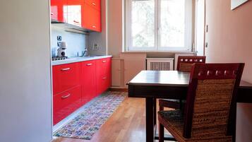 Appartement (2 Bedrooms) | Cuisine privée | Micro-ondes, four, machine à expresso, bouilloire électrique