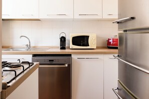 Huoneisto (1 Bedroom) | Yksityinen keittiö | Mikroaaltouuni, liesi, espressokone, vedenkeitin