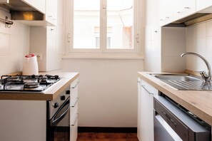 Appartement (1 Bedroom) | Cuisine privée | Micro-ondes, plaque de cuisson, machine à expresso