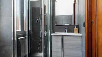 Appartement (1 Bedroom) | Salle de bain | Douche, bidet, serviettes fournies