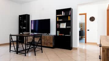 アパートメント (1 Bedroom) | リビング エリア | 32 インチのスマートテレビ (ケーブル放送視聴可)