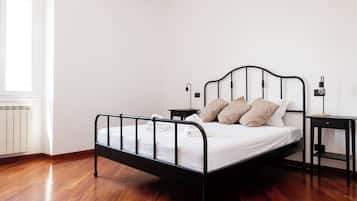 Appartement (1 Bedroom) | 1 chambre, fer et planche à repasser, literie fournie