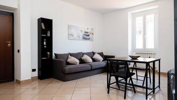 Appartement (1 Bedroom) | Aire de séjour | Téléviseur connecté de 32 po avec télévision par câble