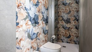 A bathroom with a shower, toilet, and sink. - Zapata Relais - Chiaia (Naples)