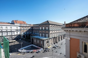 A courtyard with a central open space surrounded by buildings with classical architecture. - Zapata Relais - Chiaia (Naples)