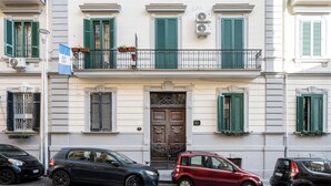 A building with a balcony, a door, and a flag. - Casa Eva - 18 (Naples)