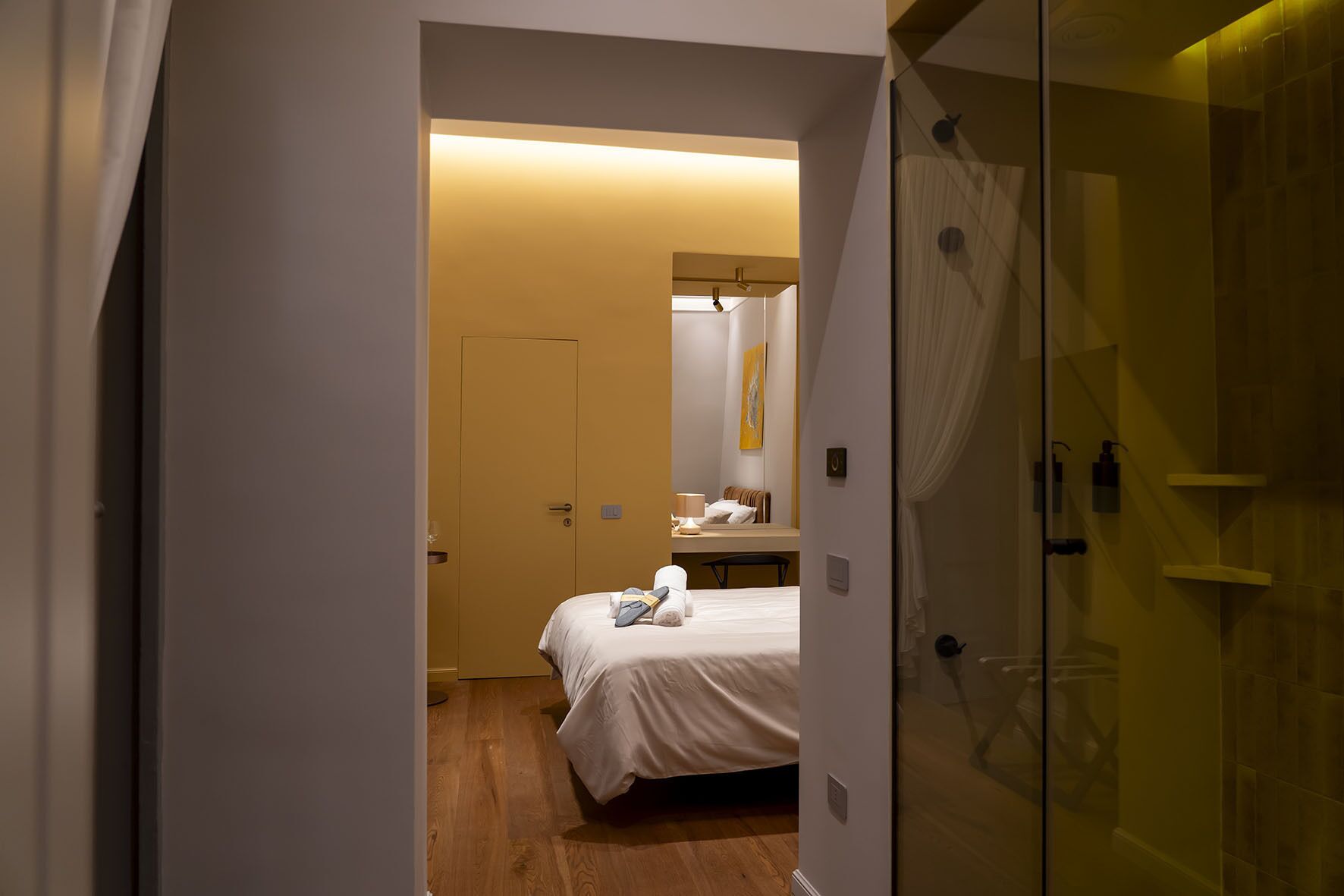 1 habitación, tabla de planchar con plancha y ropa de cama 