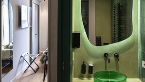 Double Room, Balcony | Bathroom | Shower, bidet - Via Chiaia 123 - Camera Oltremare (Naples)