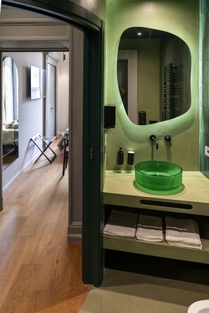 Double Room, Balcony | Bathroom | Shower, bidet - Via Chiaia 123 - Camera Oltremare (Naples)