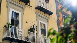 Exterior - Via Chiaia 123 - Camera Oltremare (Naples)