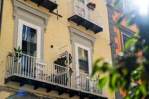 Exterior - Via Chiaia 123 - Camera Oltremare (Naples)
