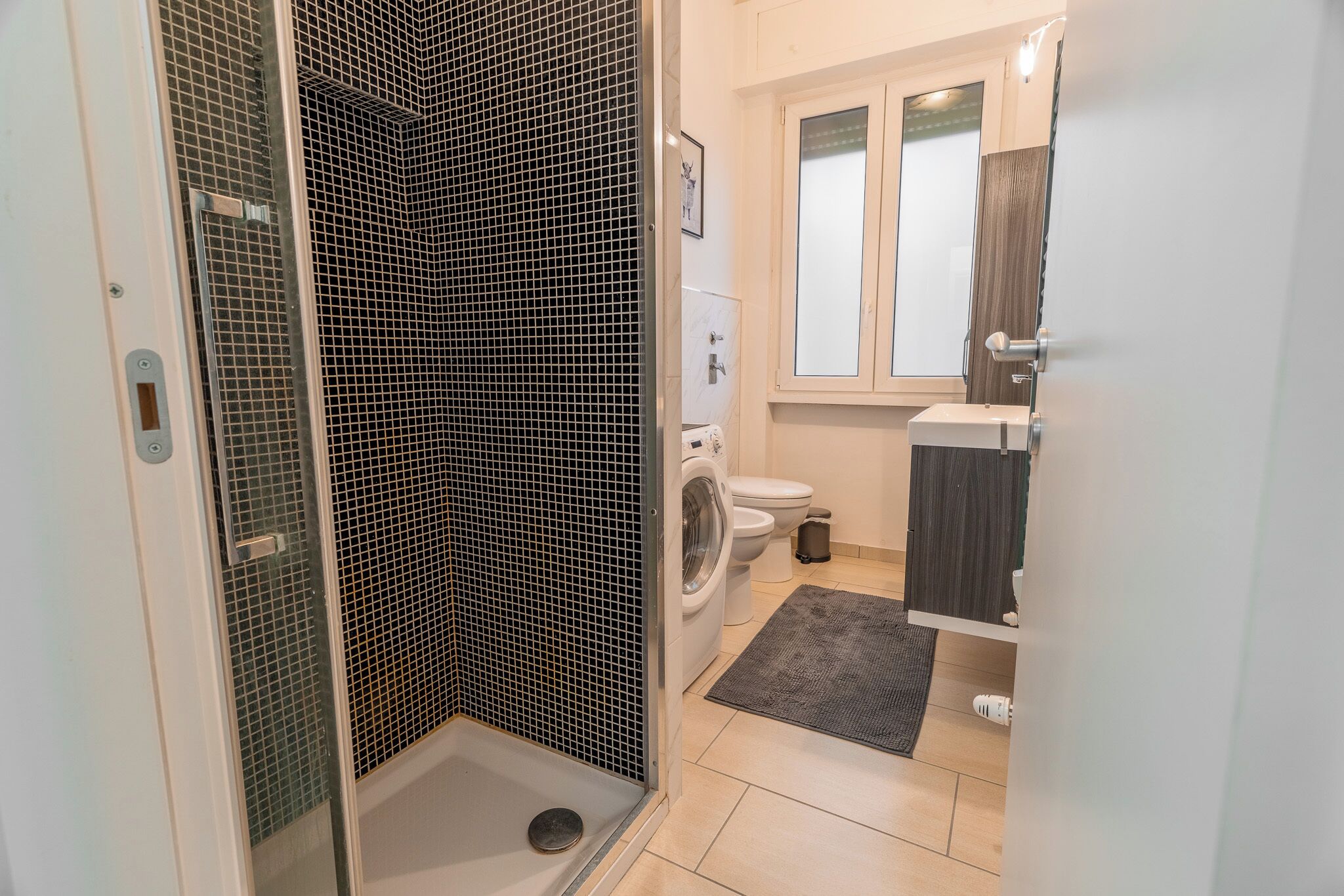 Apartment (1 Bedroom) | Badezimmer | Dusche, Bidet, Handtücher