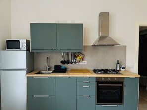 Apartment (2 Bedrooms) | Dapur peribadi | Ketuhar gelombang mikro, ketuhar, dapur, mesin basuh pinggan mangkuk 