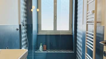 Apartment (2 Bedrooms) | Bathroom | Shower, bidet