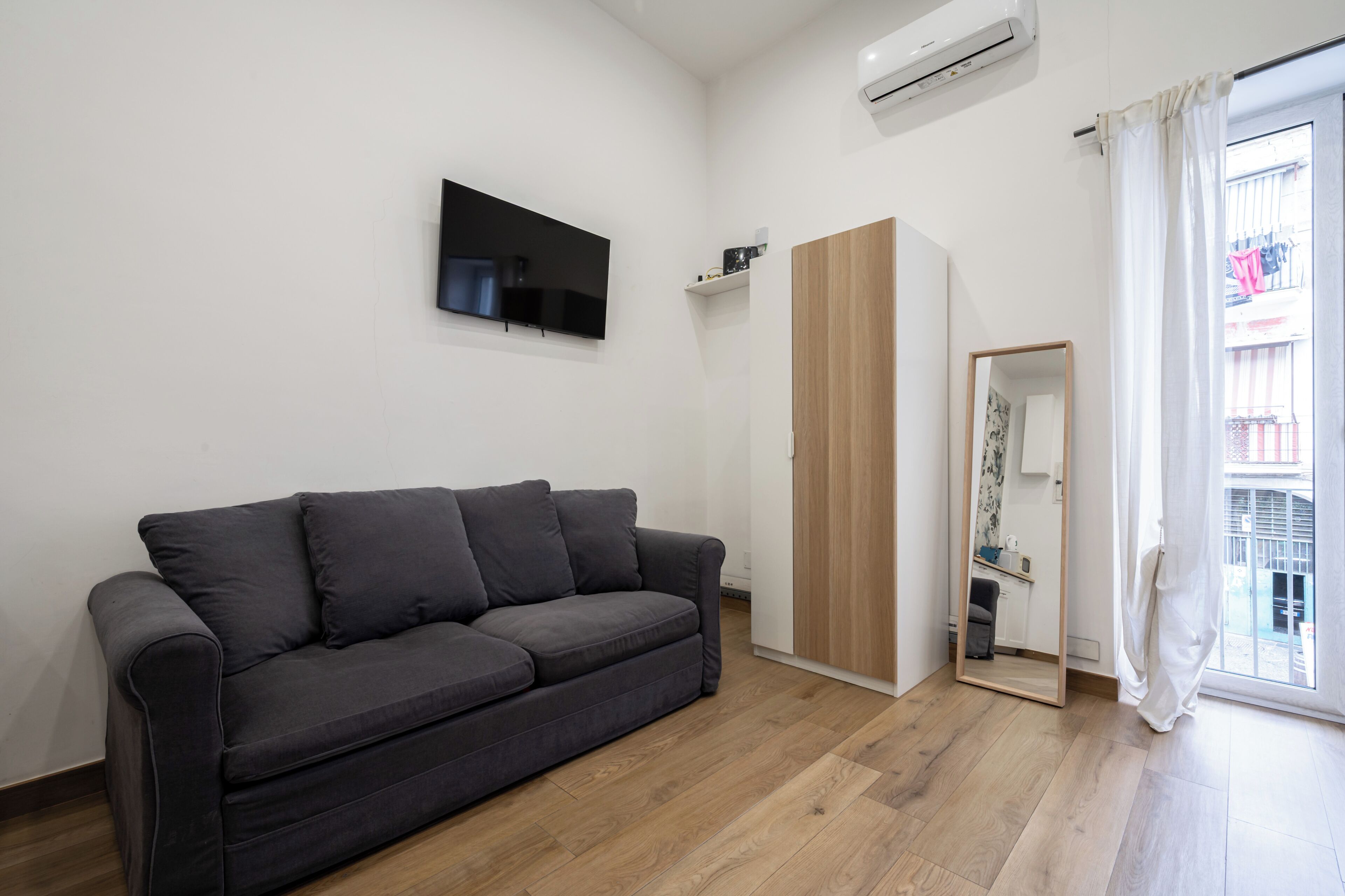 อพาร์ทเมนท์ (1 Bedroom) | บริเวณนั่งเล่น | ทีวี