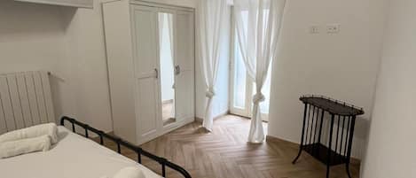 Huoneisto (2 Bedrooms) | 2 makuuhuonetta, kannettavalle tietokoneelle sopiva työtila