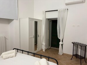 Apartment (2 Bedrooms) | 2 bedrooms, laptop workspace, bed sheets - Casa Delle Camelie (Naples)