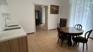 Stovetop, cookware/dishes/utensils, dining tables