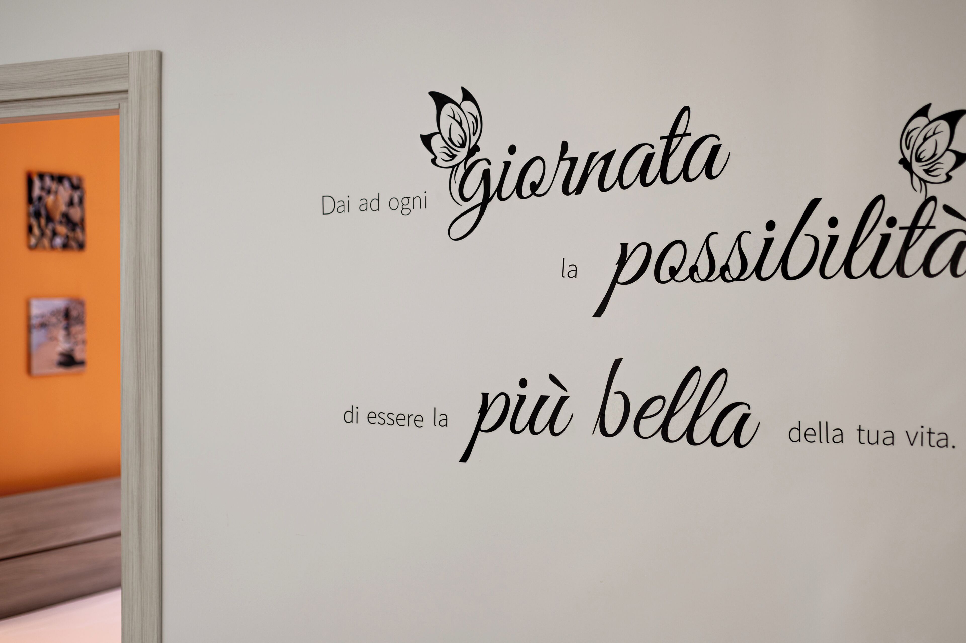 Eine Wand mit einem motivierenden Zitat auf Italienisch.