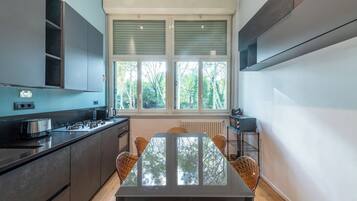 Huoneisto (3 Bedrooms) | Yksityinen keittiö | Espressokone, mikroaaltouuni, liesi, astianpesukone