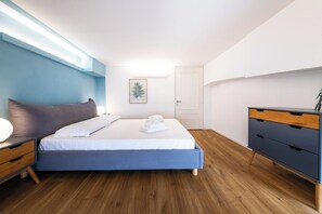 A modern bedroom with a bed, bedside table, and a dresser. - Loft Porta Maggiore (Rome)