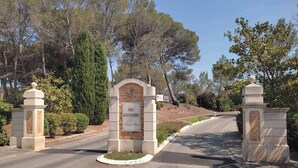 Ein verschlossenes Tor mit einem Schild, auf dem 'PARC GOLF ESTEREL Domaine Price' steht.
