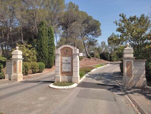 المنطقة المحيطة بالمنشأة