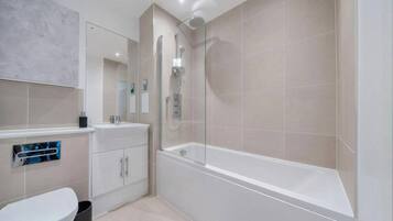 Apartment, 1 Bedroom, Accessible, Smoking | Bathroom