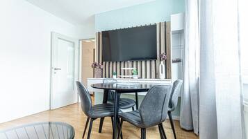 Basic Apartment | Dining