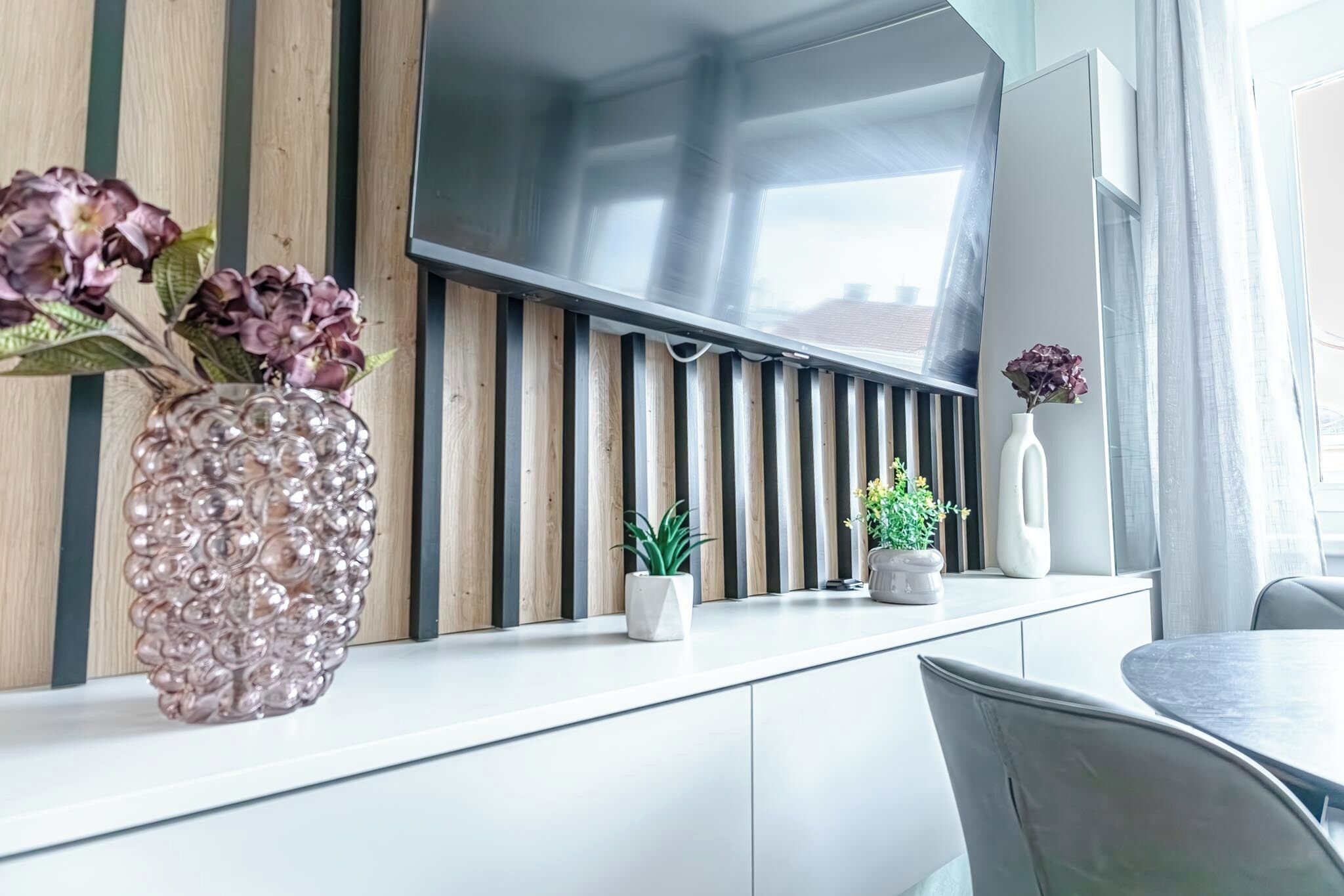 Basic Apartment | Dining