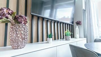 Basic Apartment | Dining