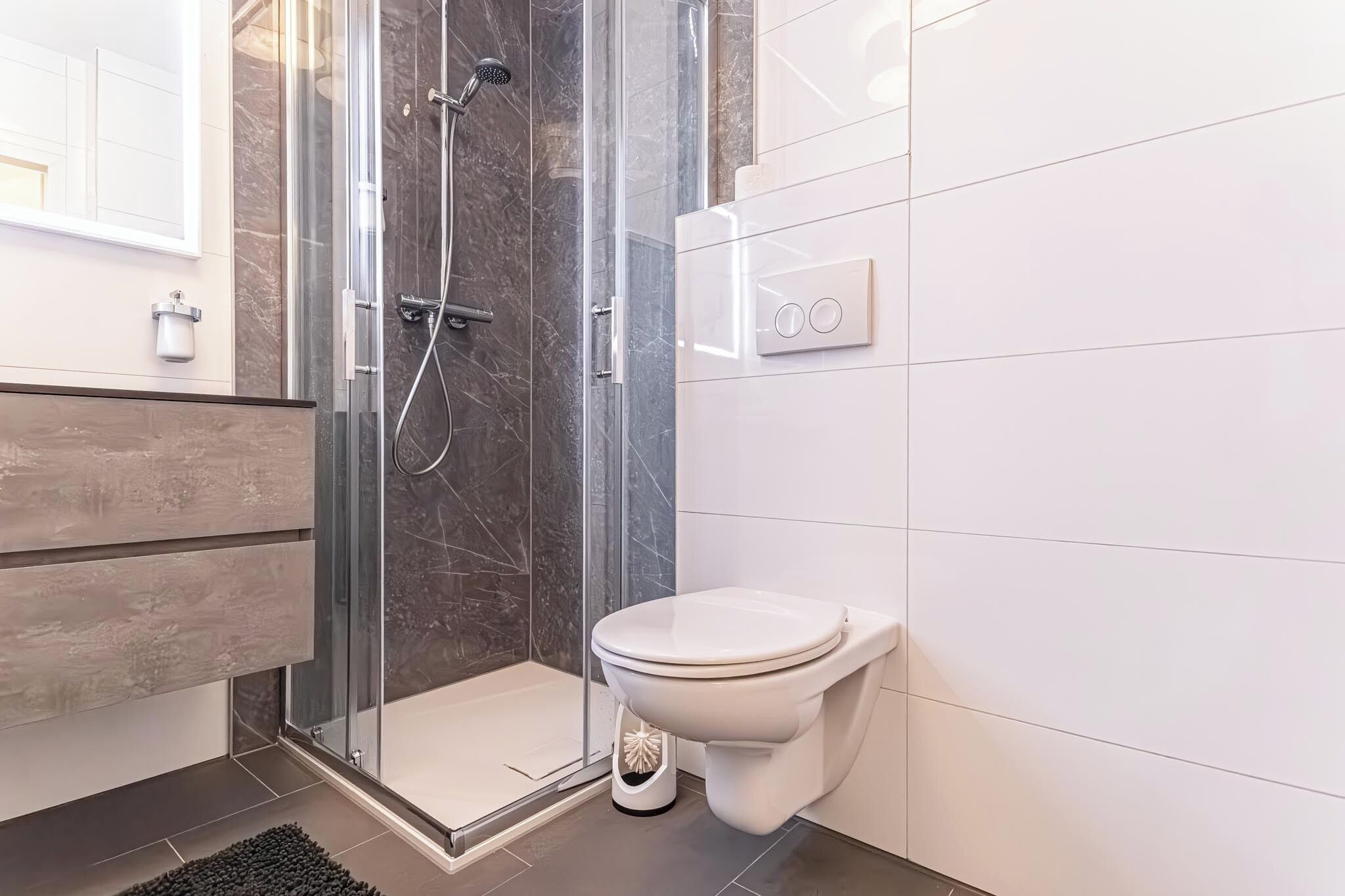 Eenvoudig appartement | Badkamer | Een douche, gratis toiletartikelen, een haardroger, handdoeken