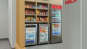 Máquina de vendas automática com diversas opções de lanches e bebidas.