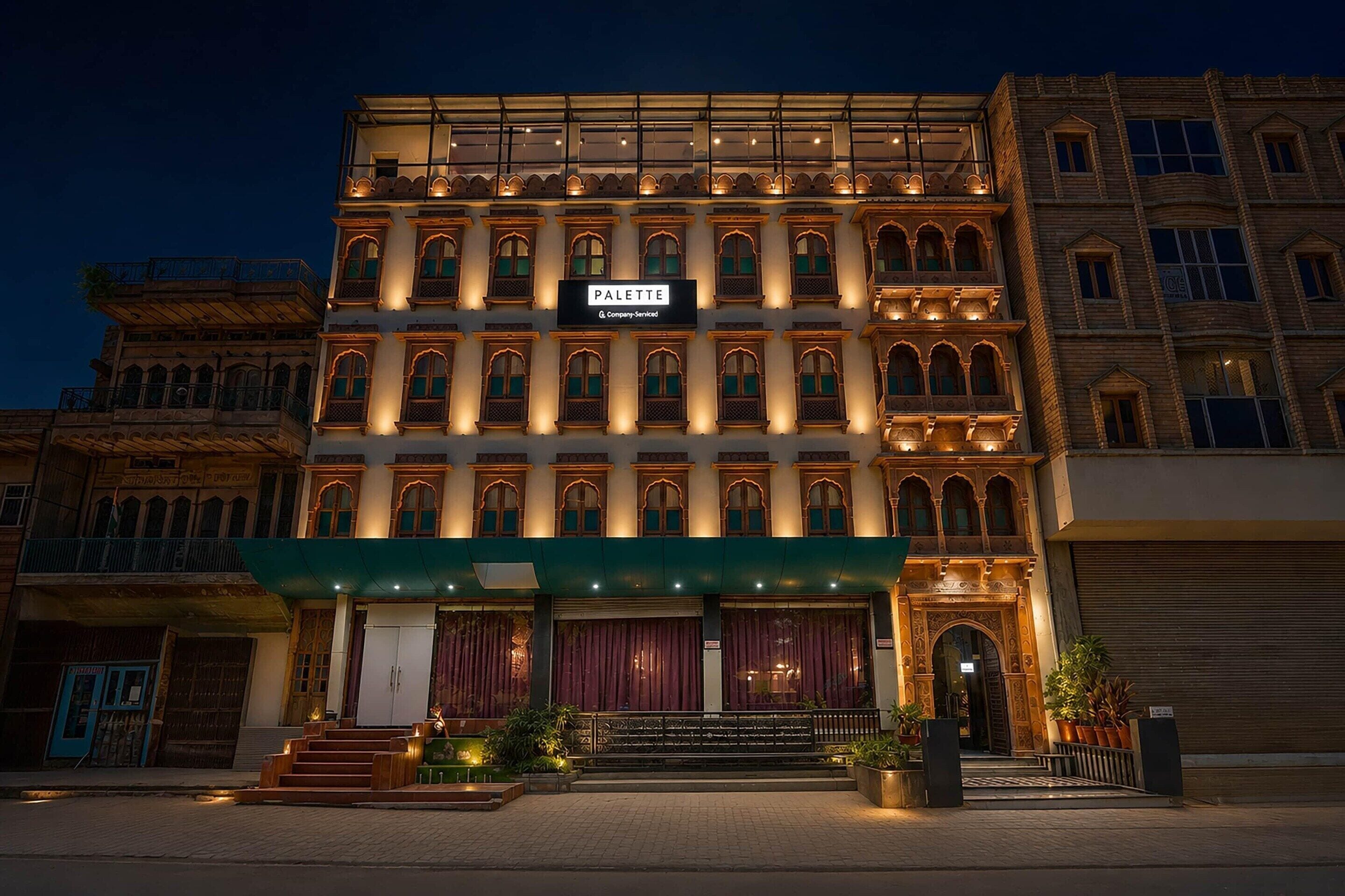 A multi-story hotel with a sign reading 'PALETTE' and a company-serviced logo.