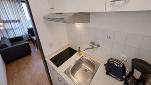 A modern kitchen with a built-in oven, a sink, and a toaster. - Studio Robert mit Pool und Sauna (Freyung)