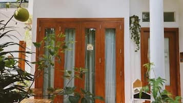 Tweepersoonskamer, patio, uitzicht op binnenplaats | Interieur