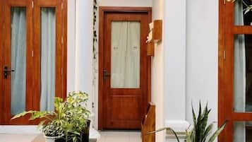 Economy tweepersoonskamer, patio, uitzicht op binnenplaats | Details aan de buitenkant