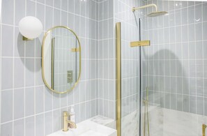 Shower, hair dryer, towels - Chic Brighton Garden Apartment - Sleeps 6! (Brighton and Hove)