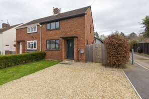 Exterior - Modern & Bright 2-Bed Home | Easy Access to Oxford (Botley)