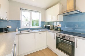 Fridge, microwave, oven, stovetop - Modern & Bright 2-Bed Home | Easy Access to Oxford (Botley)