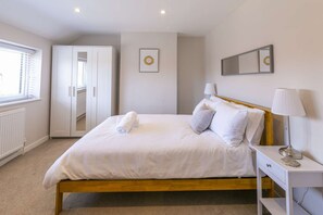 2 habitaciones, tabla de planchar con plancha, wifi y ropa de cama 