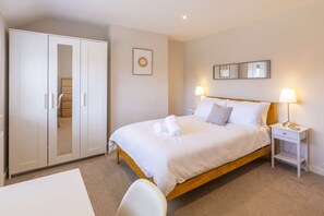 2 bedrooms, iron/ironing board, WiFi, bed sheets - Modern & Bright 2-Bed Home | Easy Access to Oxford (Botley)
