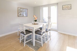 Dining - Modern & Bright 2-Bed Home | Easy Access to Oxford (Botley)